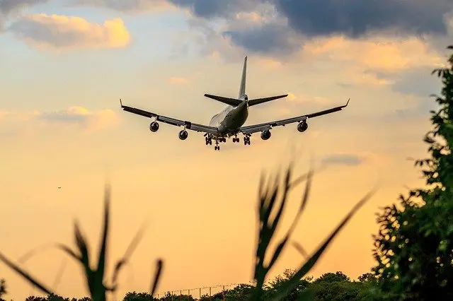 Boeing 747 B747 aircraft on approach to land creating wake turbulence.