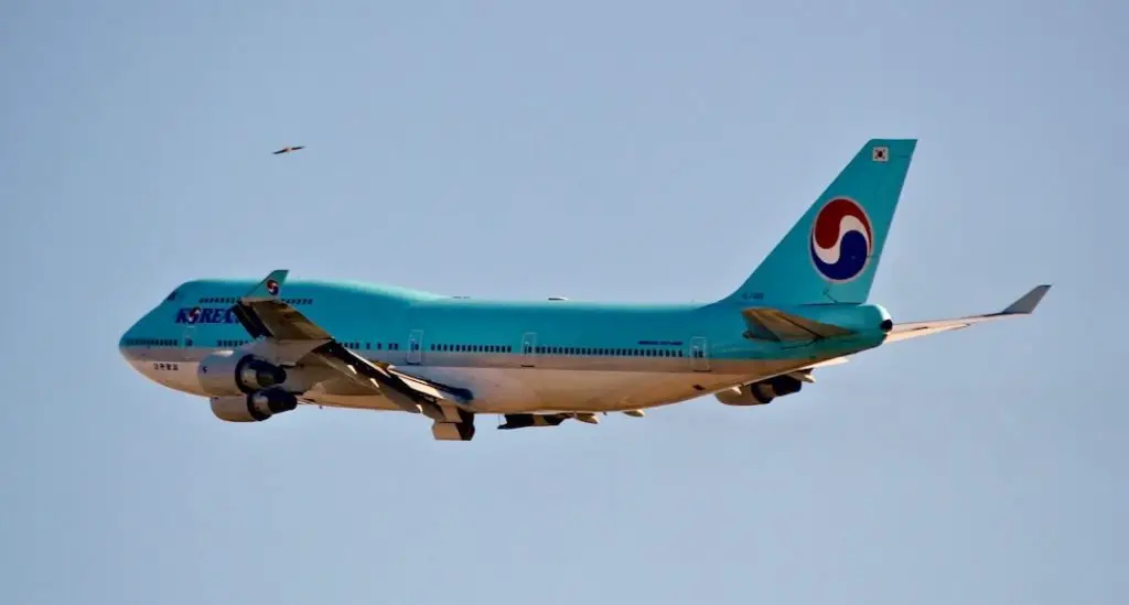 Korean Air Boeing 747 on take off.