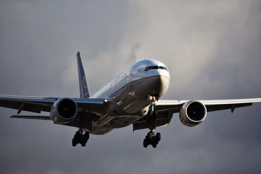 United Boeing 777 landing